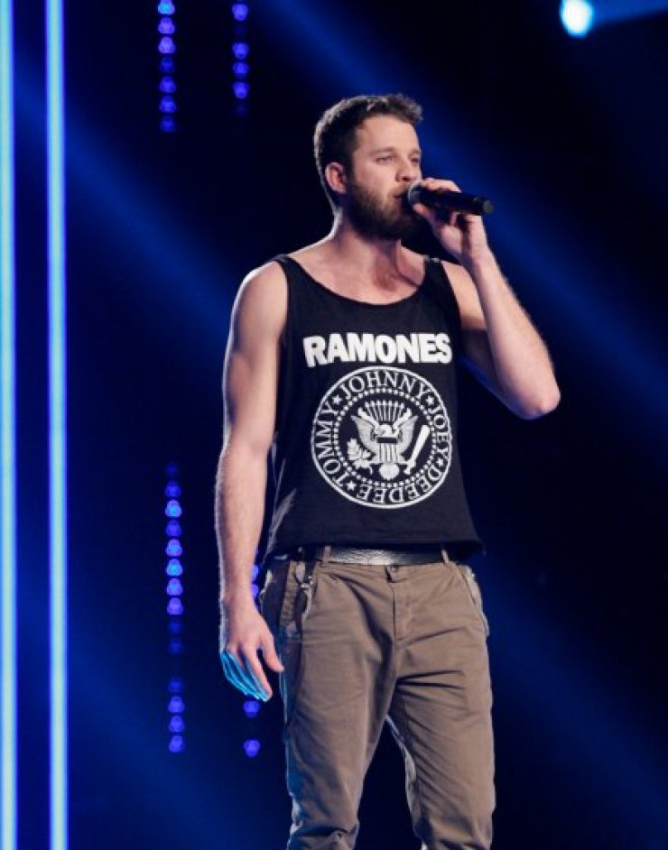 Αυτή είναι η αδερφή του γόη του "The Voice" που κόπηκε στο chair challenge του "X-Factor"