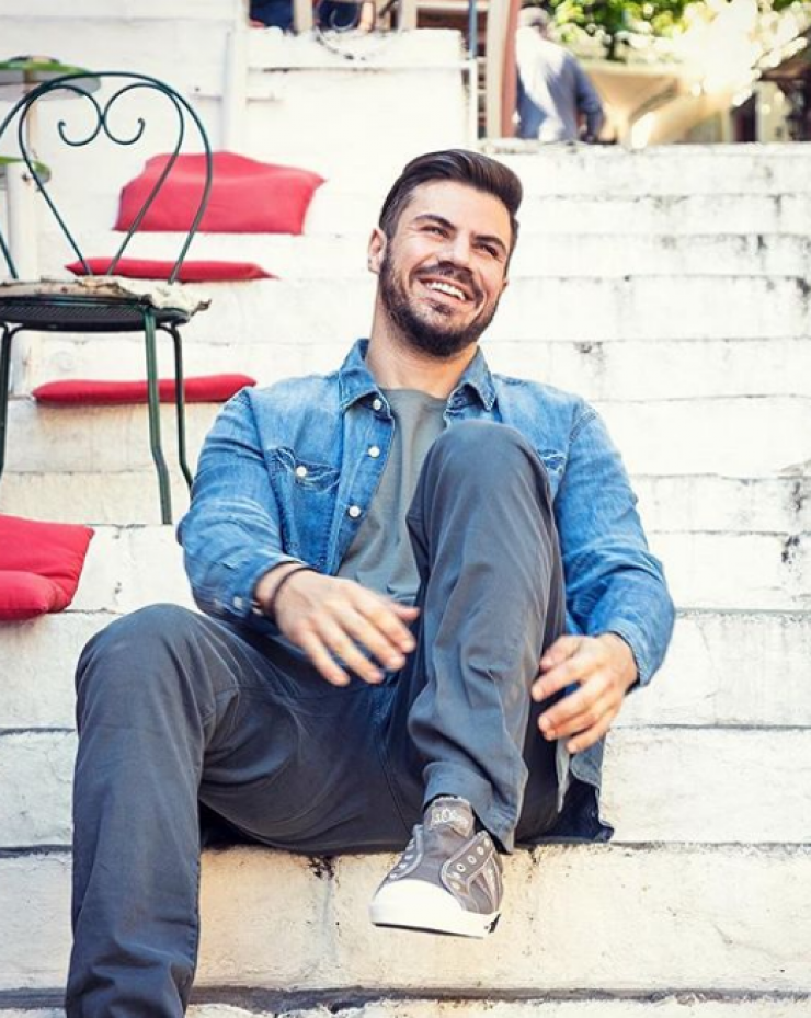 Δείτε την κούκλα νέα σύντροφο του Άκη Πετρετζίκη!