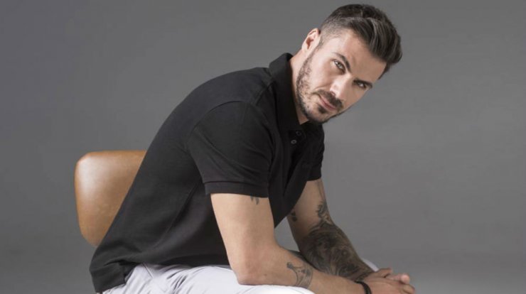 Η εξομολόγηση του Άκη Πετρετζίκη: "Πέταξα τα ρούχα μου στο αεροδρόμιο" [βίντεο]