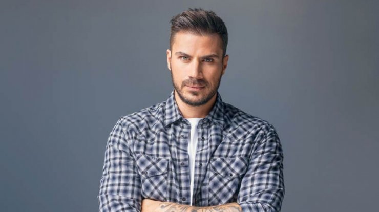 Άκης Πετρετζίκης: Έσβησε την τούρτα του αγκαλιά με τα δύο του παιδιά [εικόνες]