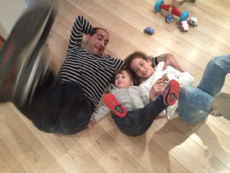 Άκης Ιωακείμ: Στο πάτωμα με την κόρη του!