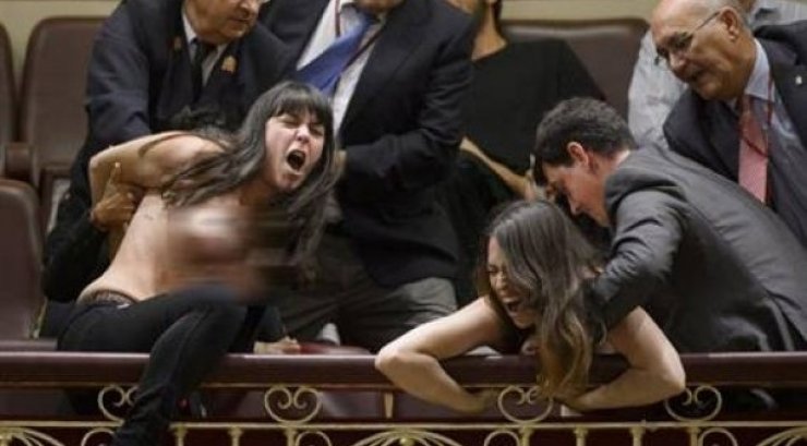 Γυμνόστηθες ακτιβίστριες εισέβαλαν στο ισπανικό κοινοβούλιο