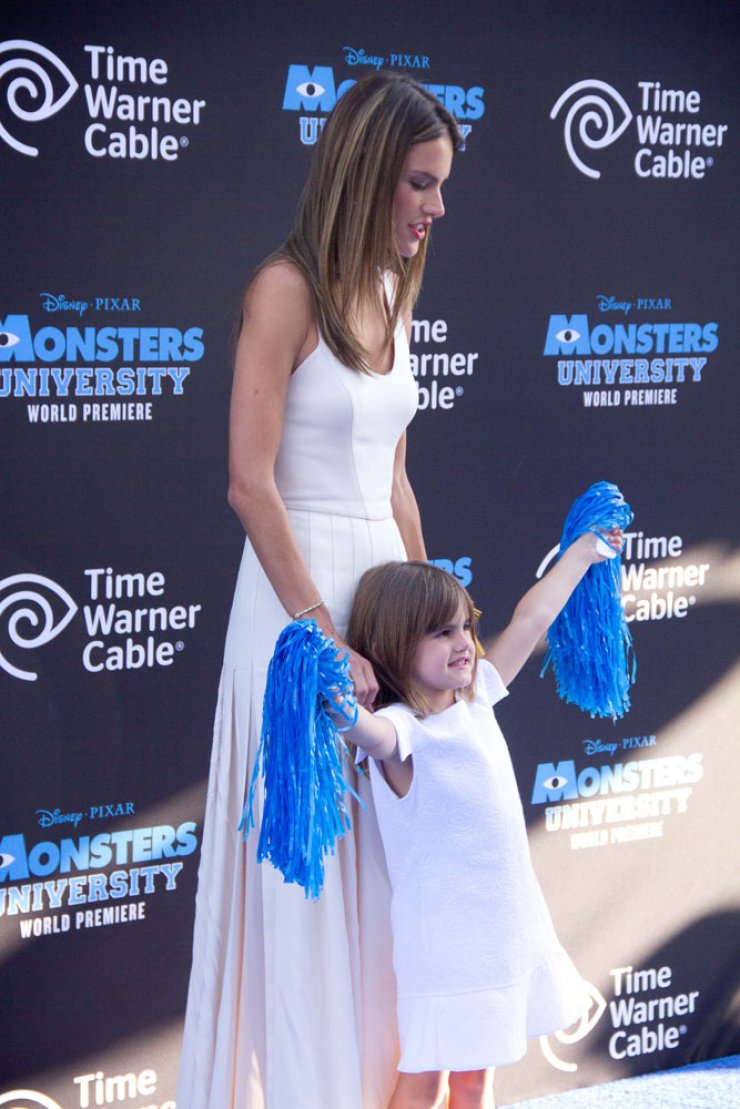Alessandra Ambrosio: Με την κόρη της στην πρεμιέρα του “Μοnsters University”