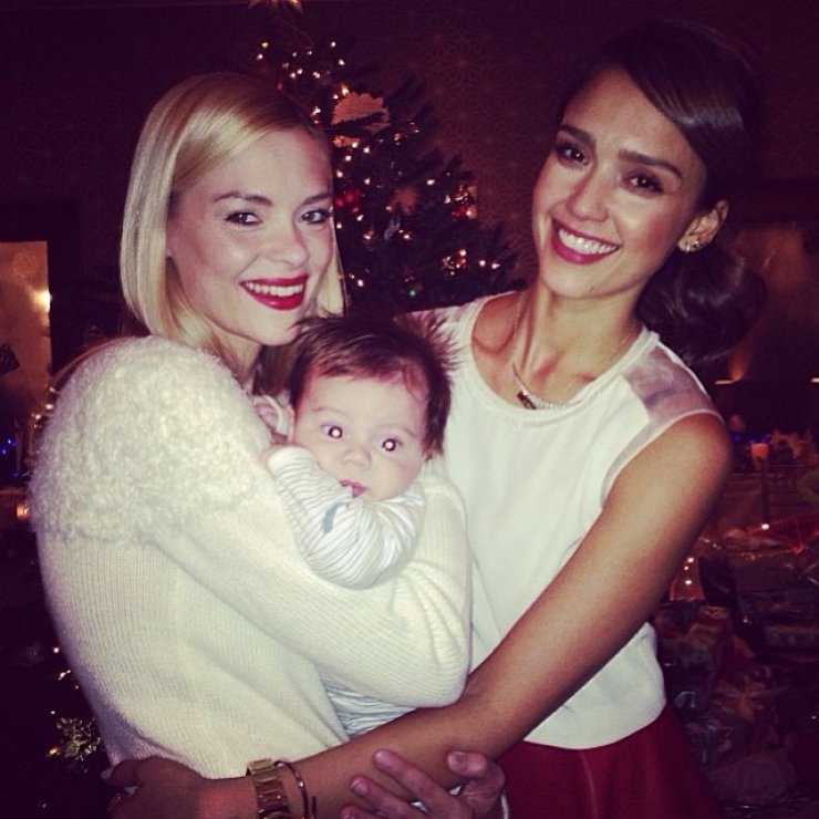 Jessica Alba: Πέρασε τα Χριστούγεννα μαζί με τη φίλη της Jamie King και τον βαφτισιμιό της