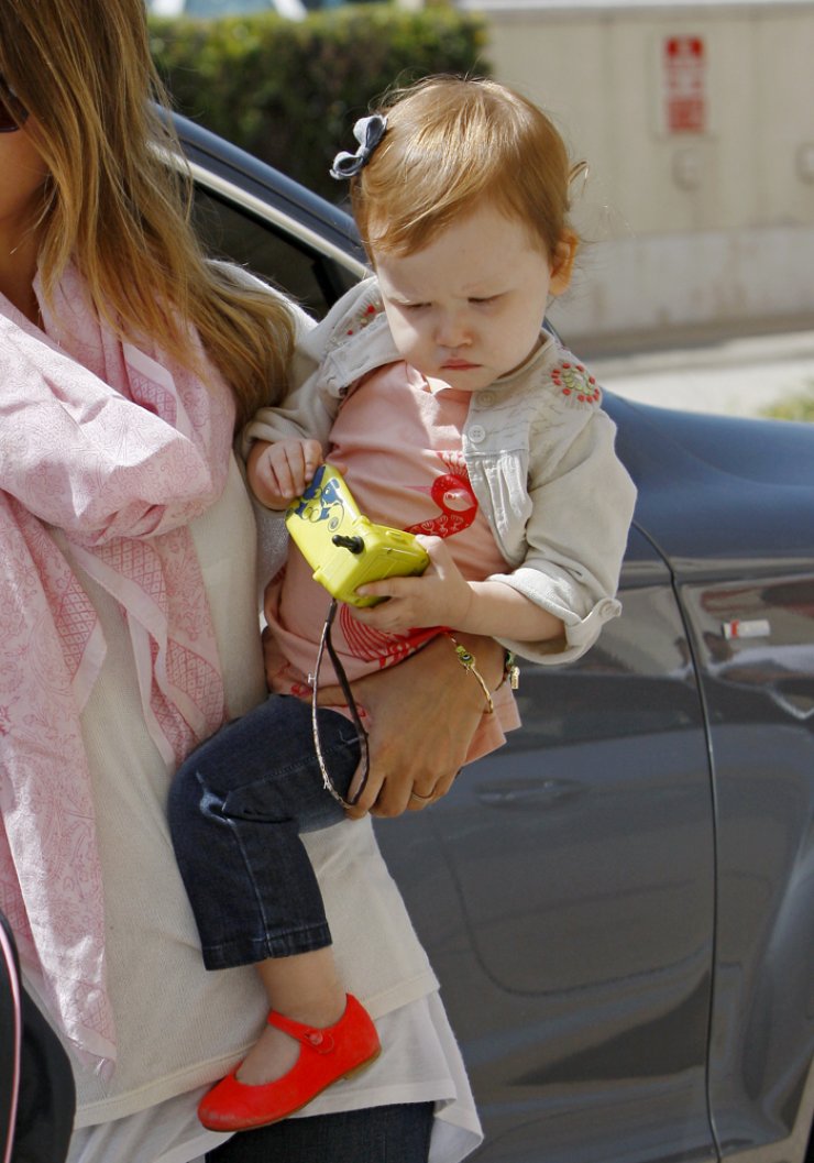 Ποια είναι η διάσημη μαμά αυτού του μωρού; 