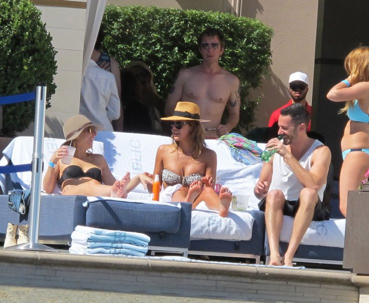 Η Jessica Alba με μπικίνι στην πισίνα [εικόνες]