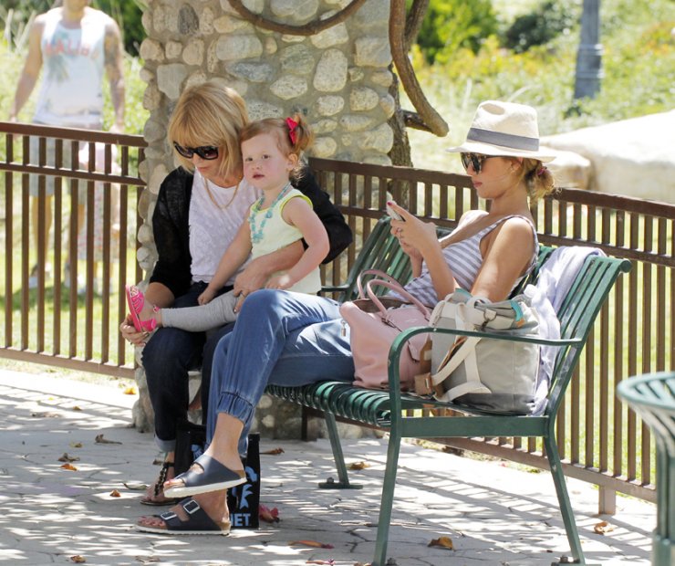 Jessica Alba: Χαλαρές στιγμές με τη μητέρα της και την κόρη της [εικόνες]
