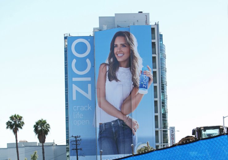 Η Jessica Alba διαφημίζει νερό [εικόνες]