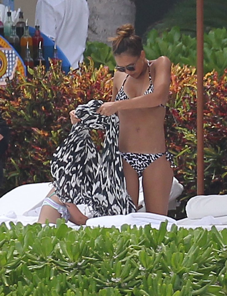 Η καυτή Jessica Alba στην πισίνα [εικόνες]