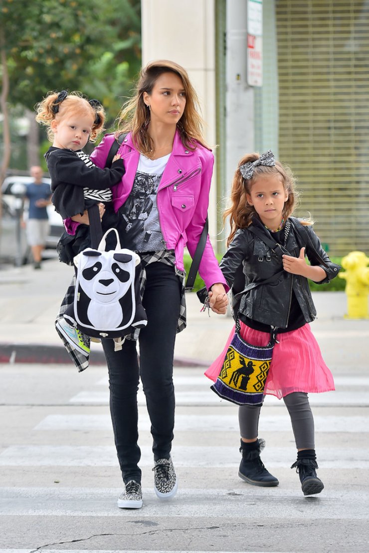 Το φούξια leather jacket της Jessica Alba [εικόνες]