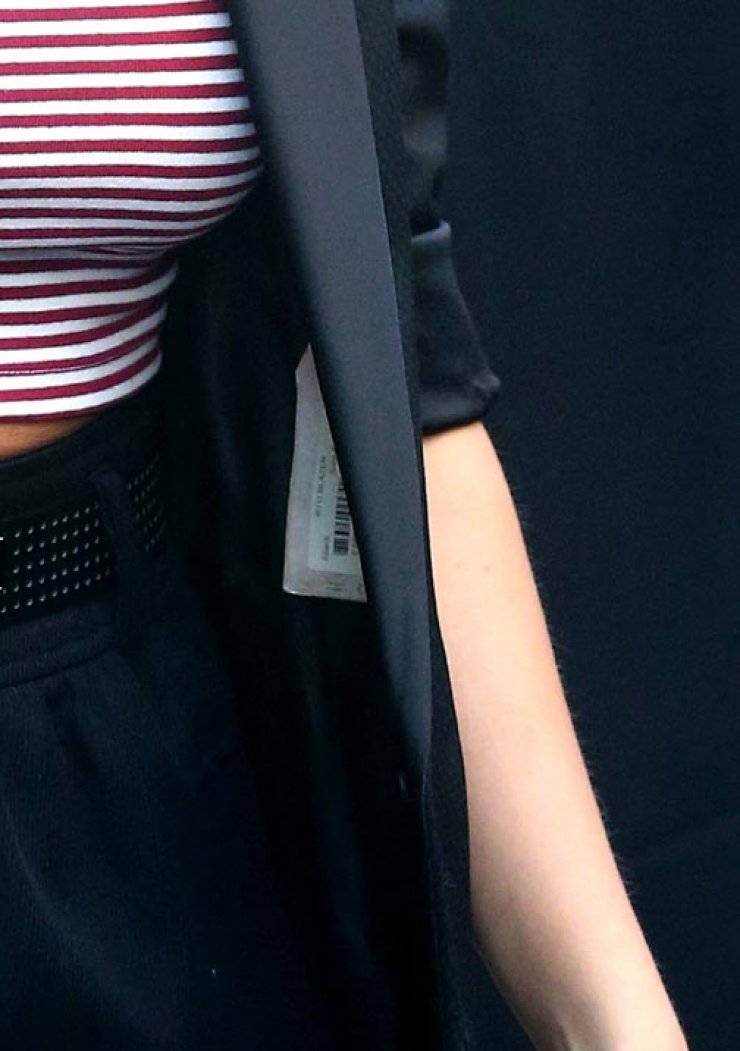 Jessica Alba: Ξέχασε την ετικέτα πάνω στα ρούχα της [εικόνες]