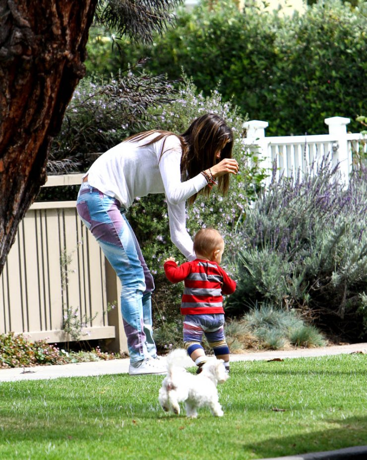 Ποια είναι η διάσημη που μαθαίνει στο παιδί της πώς να περπατά;