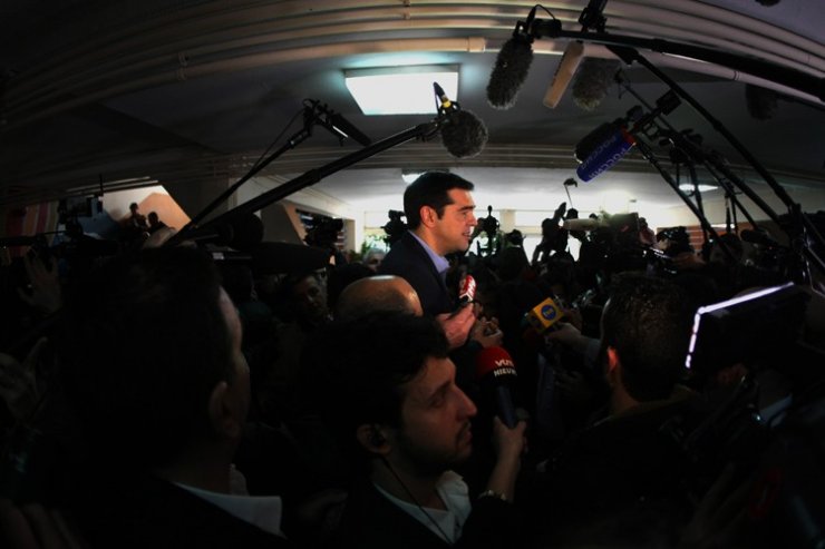 Τα ευτράπελα των εκλογών: Η καρέκλα του Τσίπρα, η παράλειψη του Σαμαρά και η φωτογραφία του Θεοδωράκη 