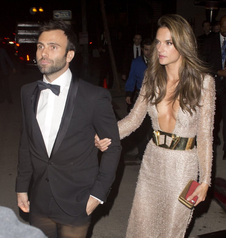 Σπάνια εμφάνιση της Alessandra Ambrosio με τον αρραβωνιαστικό της 