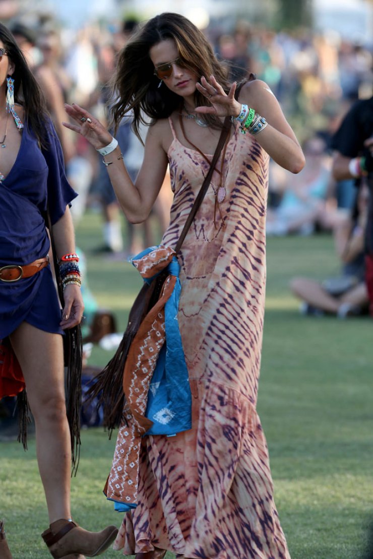 Σε τρελά κέφια η Alessandra Ambrosio [εικόνες]