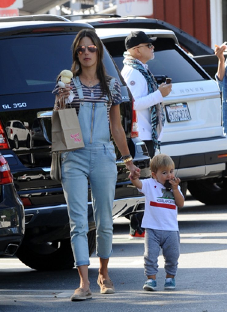 Δείτε τον κατάξανθο γιο της Alessandra Ambrosio 