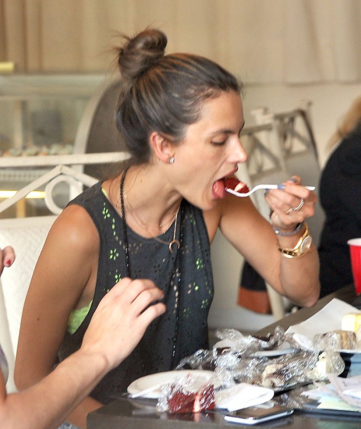 Κι όμως! Η Alessandra Ambrosio τρώει γλυκά [εικόνες]
