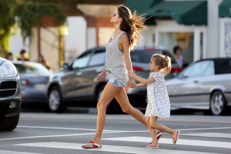 H Allesandra Ambrosio σταματάει μέχρι και την κίνηση στους δρόμους [εικόνες]