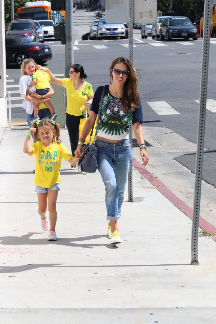 Ποια βραζιλιάνα καλλονή υποστηρίζει θερμά τη χώρα της στο Mundial; [εικόνες]