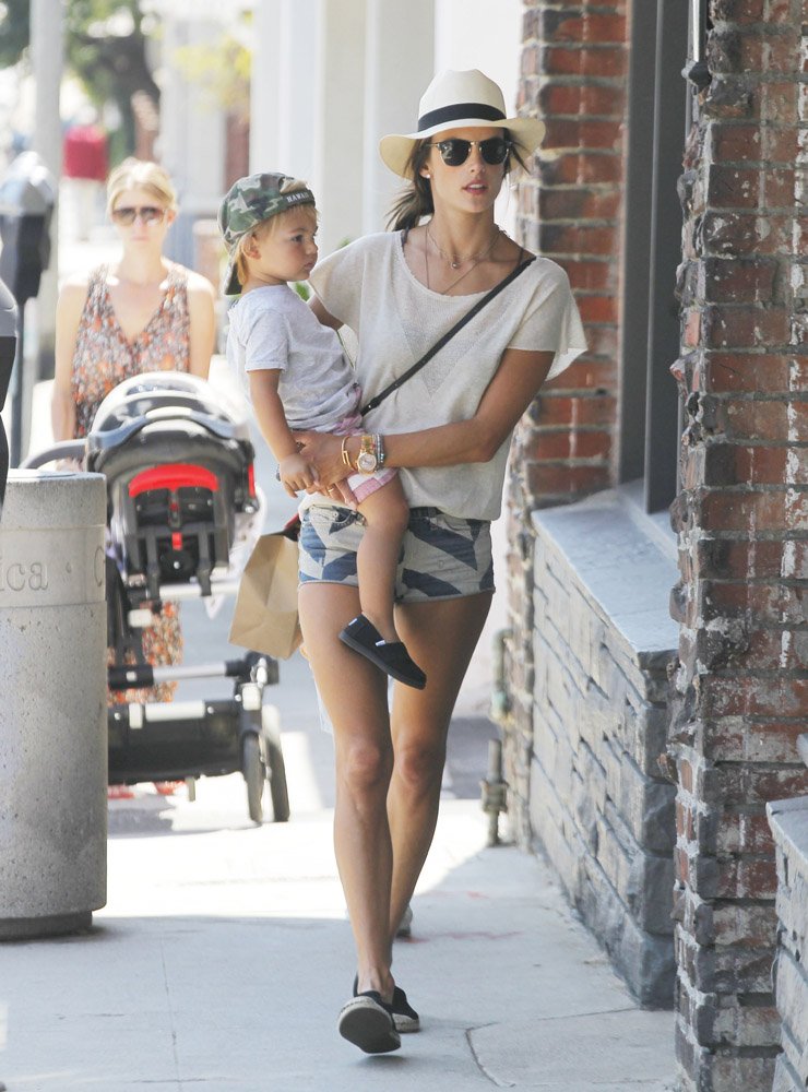 Alesandra Abrosio: Επιστροφή στα καθήκοντά της [εικόνες]