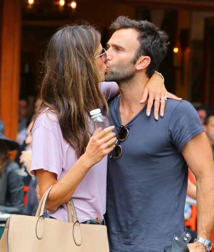 Διάσημο μοντέλο δίνει καυτά φιλιά στη μέση του δρόμου [εικόνες]