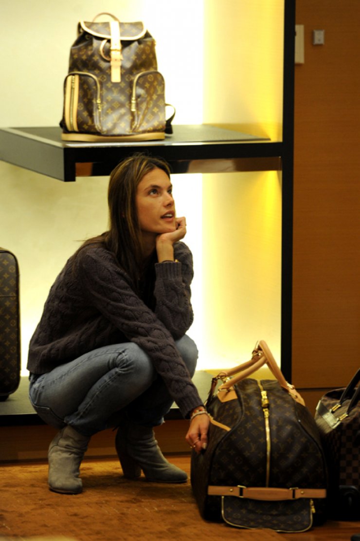 Μεγάλο δίλημμα για την Alessandra Ambrosio 