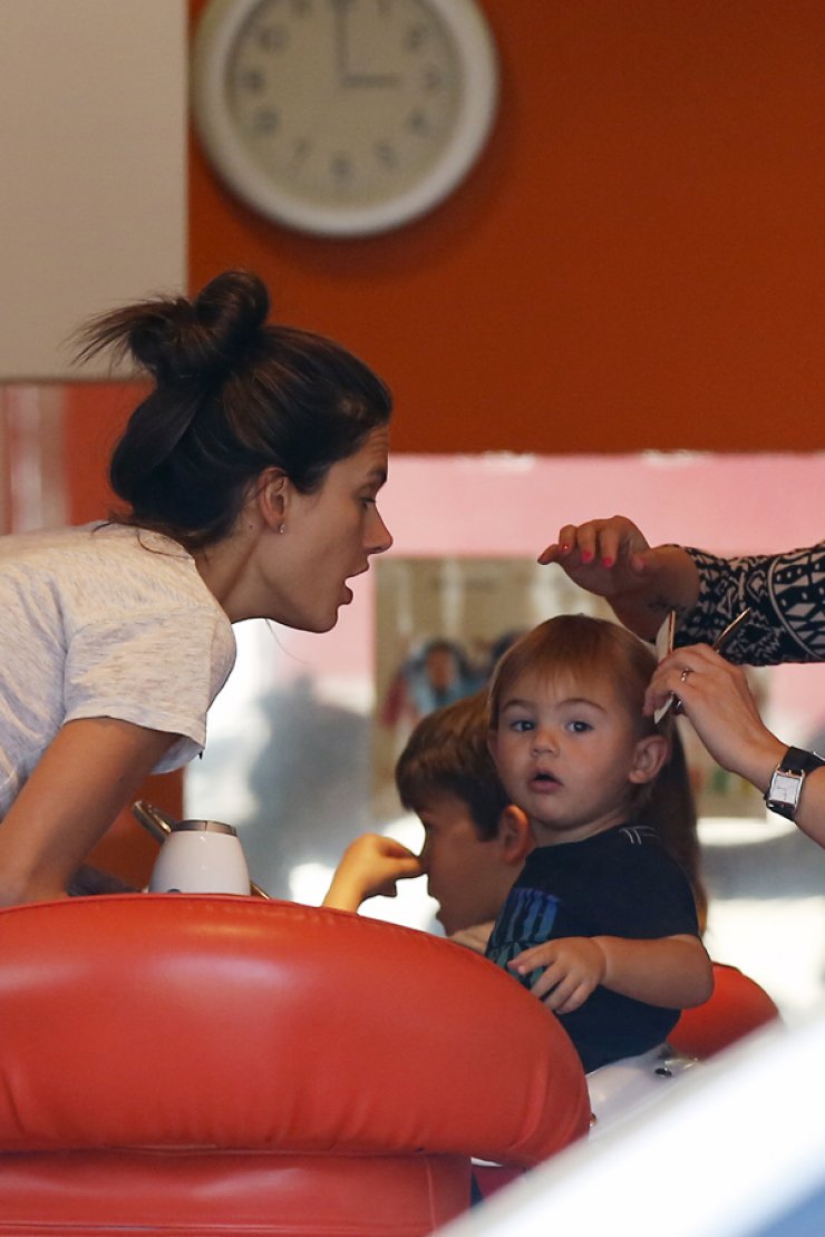 Διάσημο μοντέλο πήγε το μικρό της γιο για κούρεμα [φωτογραφίες]