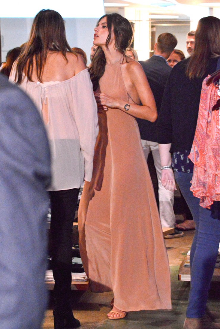 Δείτε το σέξυ φόρεμα που φόρεσε η Alessandra Ambrosio από τη συλλογή της 