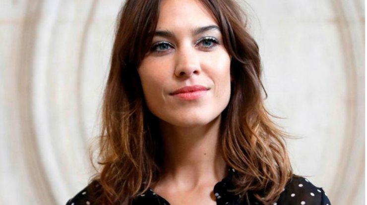 H Alexa Chung φόρεσε τa sneakers που πρέπει να έχεις στην γκαρνταρόμπα σου αυτή τη σεζόν