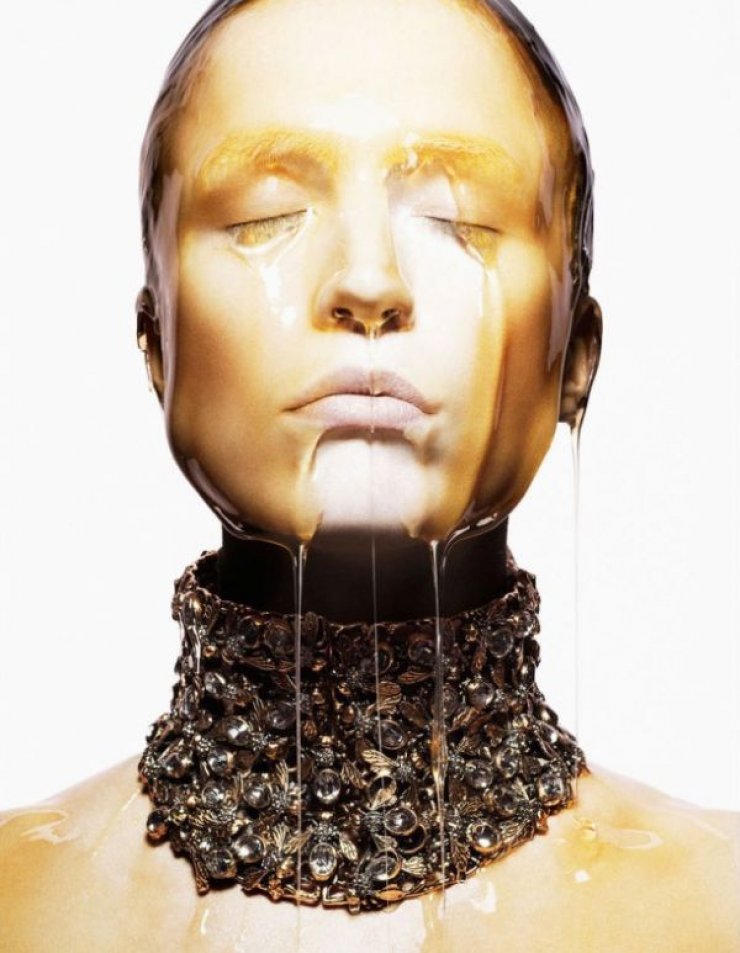 Η ανοιξιάτικη καμπάνια του οίκου Alexander McQueen στάζει...μέλι