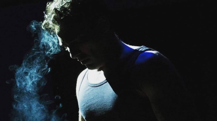 Το ατύχημα Κύπριου ηθοποιού επί σκηνής! [βίντεο]