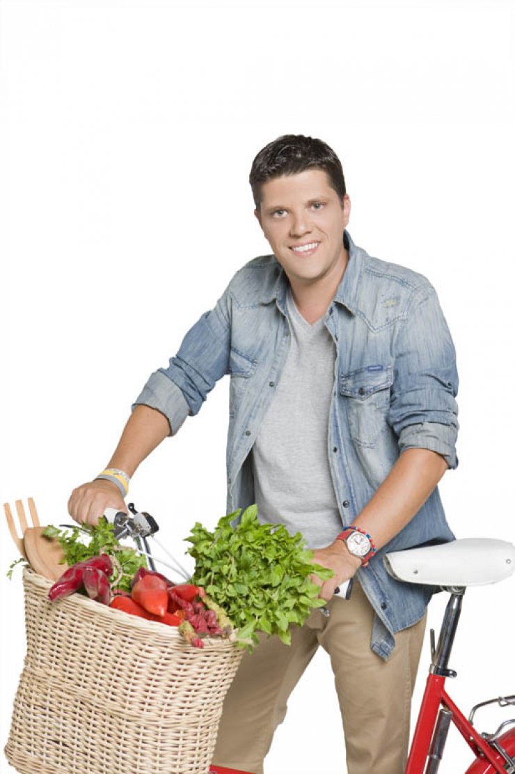 Ο Αλέξανδρος Παπανδρέου γυρίζει την Κύπρο μ΄ένα κόκκινο ποδήλατο