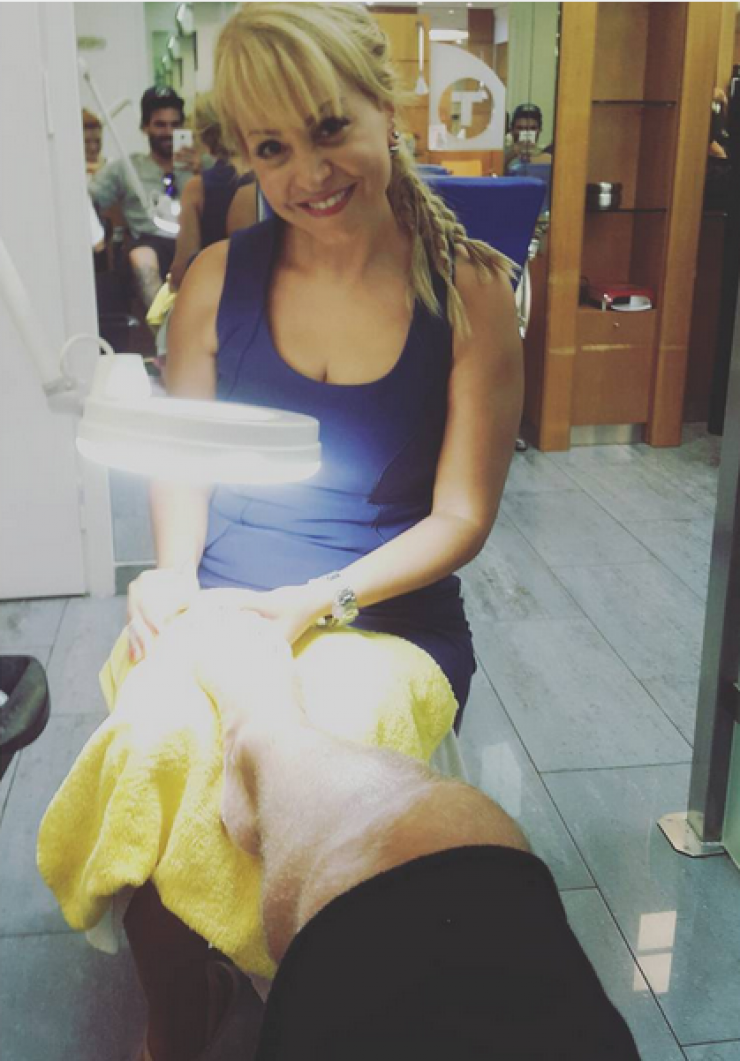 Ποιος παρουσιαστής της κυπριακής τηλεόρασης κάνει πεντικιούρ;