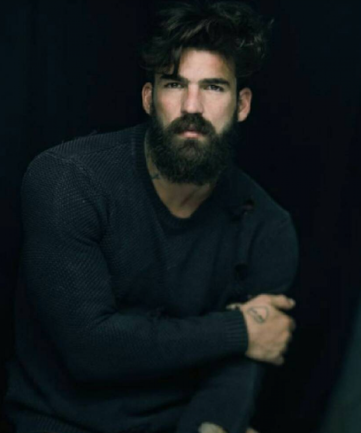 Δημήτρης Αλεξάνδρου: Η σέξι πόζα με διαγωνιζόμενη στα καλλιστεία και το φιλί που αντάλλαξαν!