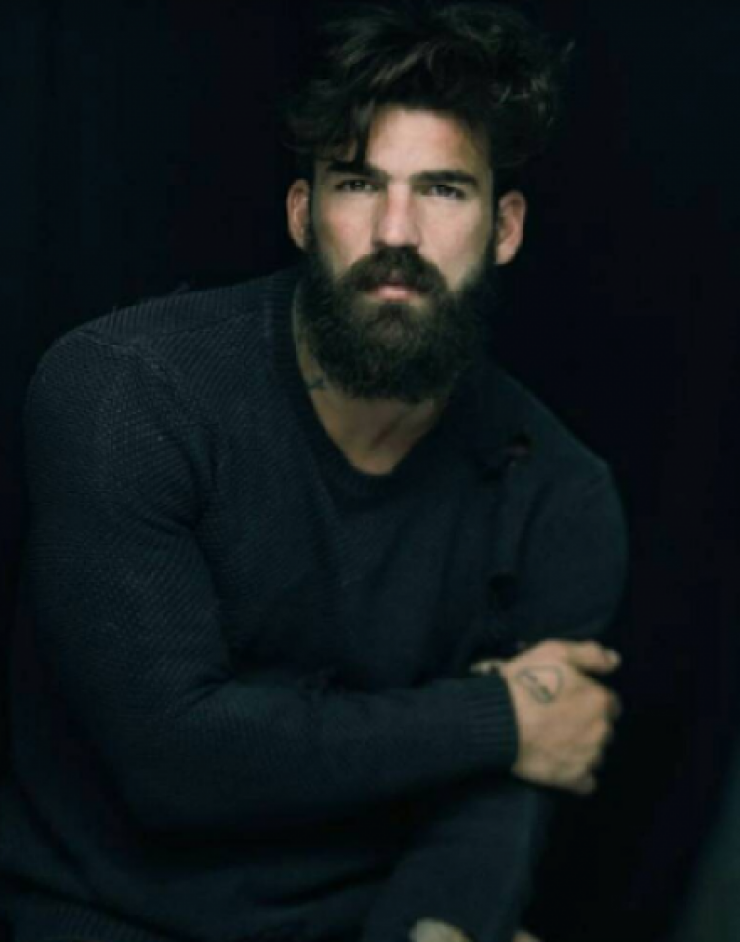 Απίστευτο! Δείτε τον Δημήτρη Αλεξάνδρου να κάνει πασαρέλα με ψηλοτάκουνα