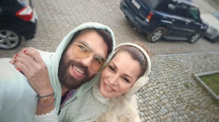 Δημήτρης Αλεξάνδρου: Ανήρτησε εικόνα με τη σύντροφό του γυμνή στο κρεβάτι!