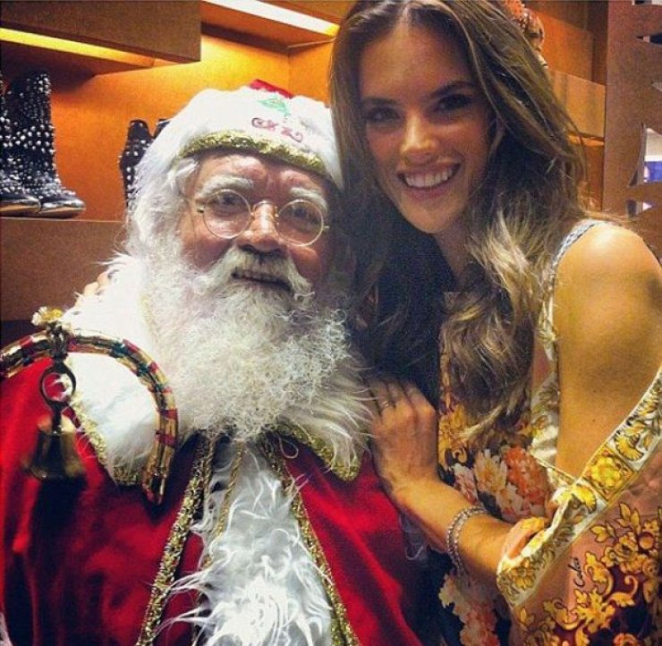 Alessandra Ambrosio: Σέξι πόζα...με τον Άη Βασίλη 