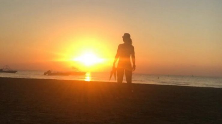 Κύπρια παρουσιάστρια πήγε για μπάνιο και ποζάρει με μπικίνι! [εικόνα]