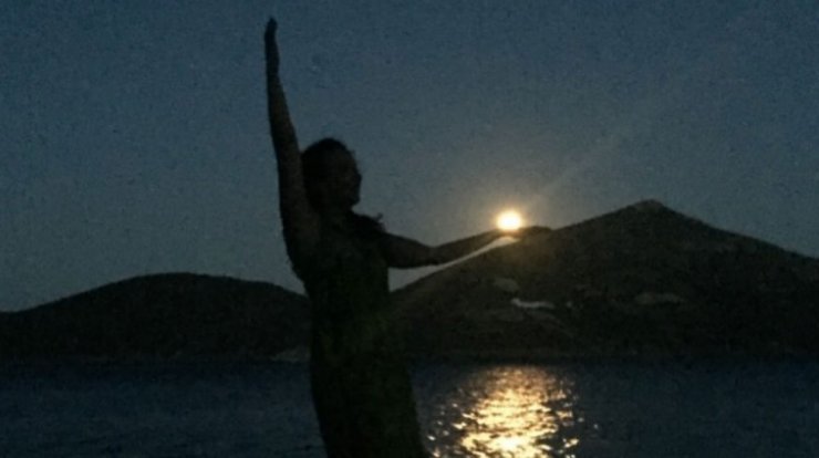 Ελληνίδα ηθοποιός ανακοίνωσε ότι θα ανέβει τα σκαλιά της εκκλησίας