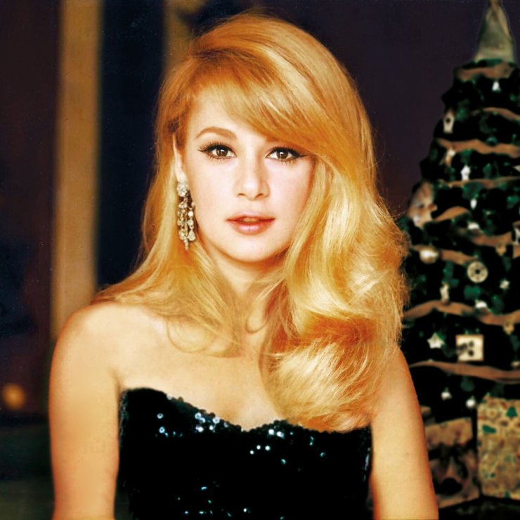 Απίστευτη αποκάλυψη για την Αλίκη Βουγιουκλάκη: Σε ποιαν ηθοποιό έβαλε τις φωνές για να αλλάξει χρώμα στα μαλλιά;