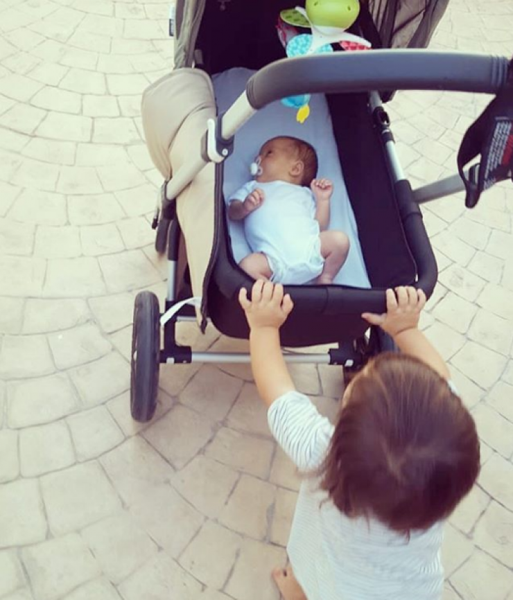 Ότι πιο γλυκό θα δεις σήμερα! Ο μεγάλος γιος ζευγαριού της κυπριακής showbiz παίρνει βόλτα το νεογέννητο αδερφό του!