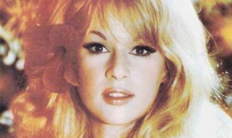 Αλίκη, αγάπη μου: Η Βουγιουκλάκη γυμνή σε αφίσα ταινίας της