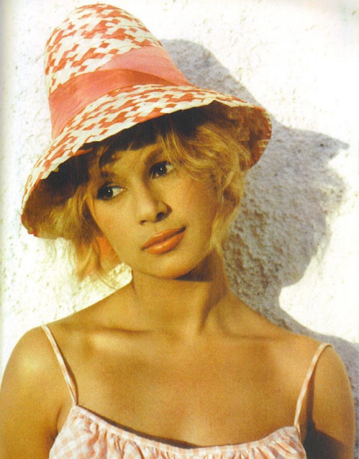 Ένα σπάνιο βίντεο - ντοκουμέντο: Η πρώτη τηλεοπτική εμφάνιση της Αλίκης Βουγιουκλάκη το 1968 [βίντεο]