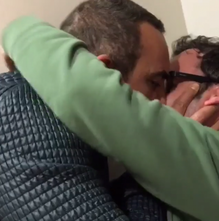 Επώνυμος Κύπριος ανταλλάζει παθιασμένο φιλί στο στόμα με άντρα!