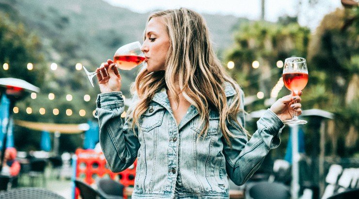 Καλοκαίρι και Αλκοόλ: Μια εξίσωση που μας προσθέτει βάρος! Ή μήπως όχι;