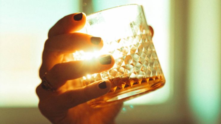 Η ψυχίατρος μας μιλά για τη διαταραχή χρήσης αλκοόλ