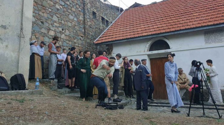 "Άλλα Λόγια Θκειε Παπά": Λίγο πριν την πρεμιέρα της σειράς βρεθήκαμε στα παρασκήνια των γυρισμάτων!