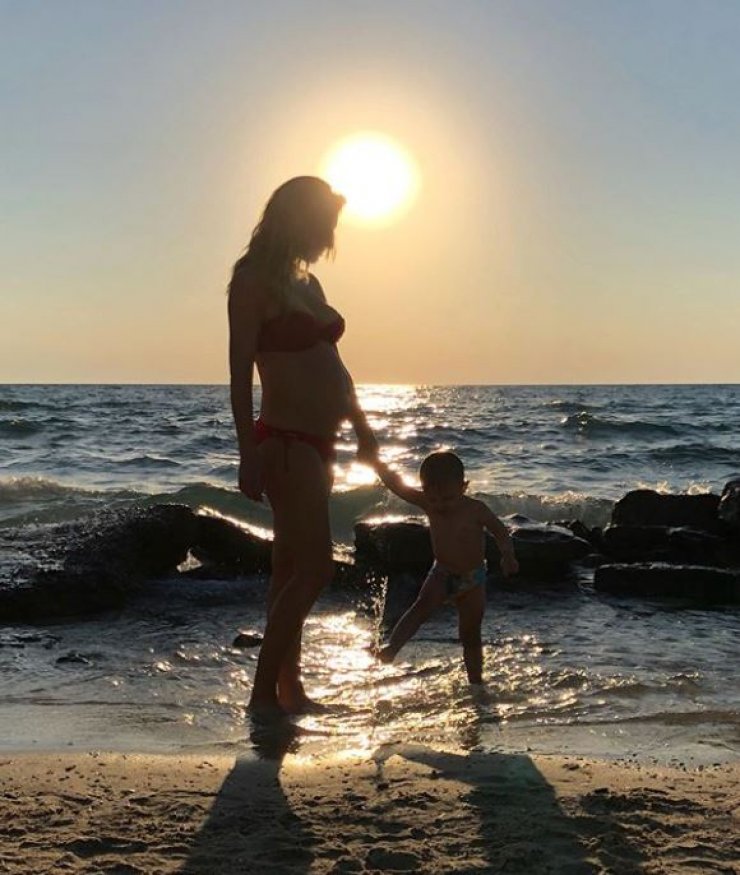 Ελληνίδα παρουσιάστρια διανύει τον πέμπτο μήνα της εγκυμοσύνης της και ποζάρει με μαγιό! [εικόνα]