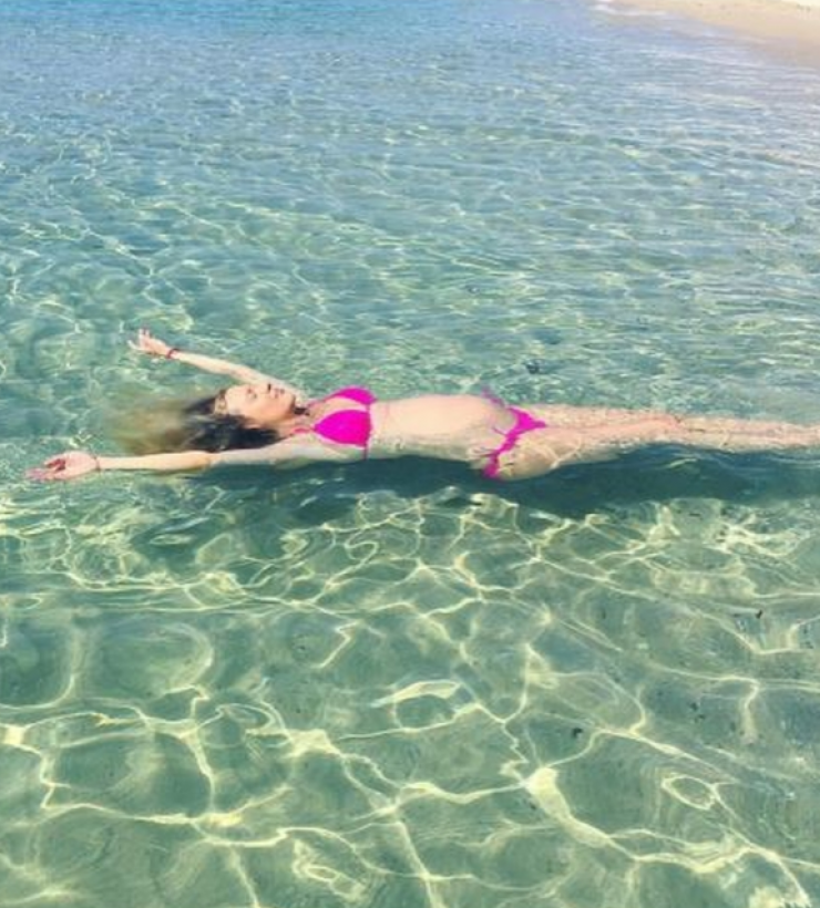 Ελληνίδα παρουσιάστρια απολαμβάνει βουτιές με φουσκωμένη κοιλίτσα!