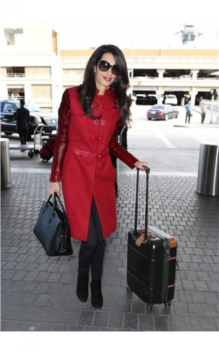 Amal Alamuddin: Εμφανίστηκε με παλτό αξίας 1.345 λιρών το οποίο μέσα σε λίγες ώρες ξεπούλησε [εικόνες]